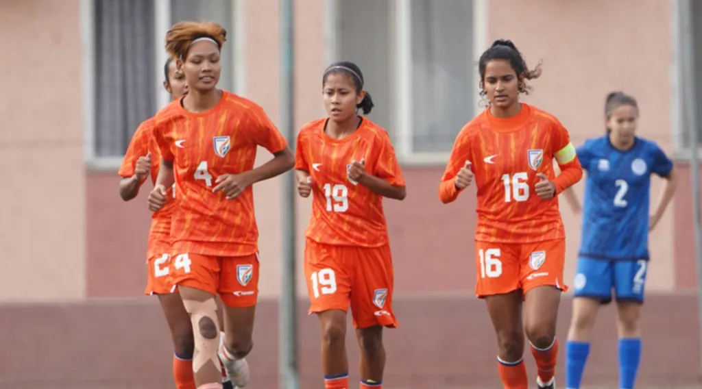 ബഹളങ്ങൾക്കിടയിലും നിശബ്ദമായി വലിയ നേട്ടങ്ങൾ കൈവരിച്ച ഒരു ടീം ആഘോഷങ്ങളുടെയും അംഗീകാരങ്ങളുടെയും സൈഡ് ലൈനിനു പുറത്തു നിൽക്കുന്നുണ്ട് - ഇന്ത്യൻ ദേശീയ വനിതാ ഫുട്ബോൾ ടീം. 