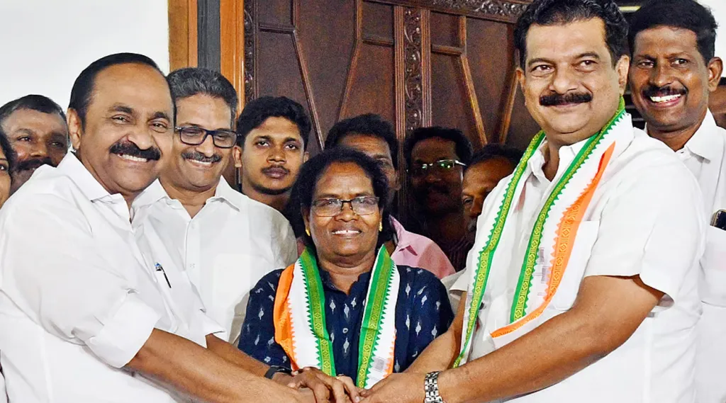 വി.ഡി. സതീശൻ, സി.കെ. ജാനു, പി.വി. അൻവർ. സി.കെ. ജാനു മുന്നോട്ടുവെക്കുന്ന ആദിവാസി രാഷ്ട്രീയത്തെ സവർണ്ണ കോൺഗ്രസ് നേതൃത്വത്തിന് അംഗീകരിക്കാൻ കഴിയില്ല.