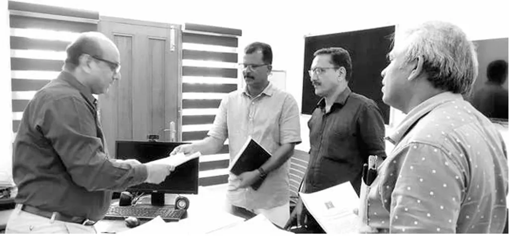 കേരള ശാസ്ത്രസാഹിത്യ പരിഷത്ത് കണ്ണൂർ ജില്ലാ കമ്മിറ്റിയുടെ ആഭിമുഖ്യത്തിൽ നടത്തിയ ദേശീയപാതാ പഠനത്തിന്റെ റിപ്പോർട്ട് ദേശീയപാത അതോറിറ്റിയുടെ പ്രൊജക്റ്റ് ഡയറക്ടറായ പുനിത് കുമാറിന് പരിഷത്ത് ജില്ലാ പ്രസിഡന്റ് കെ.പി. പ്രദീപൻ കൈമാറുന്നു.