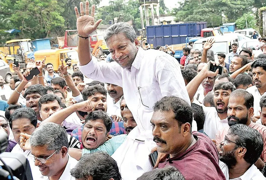 2015-ൽ എൽ.ഡി.എഫും യു.ഡി.എഫും 27 വീതം സീറ്റുകളാണ് നേടിയിരുന്നത്. എന്നാൽ, കോൺഗ്രസ് വിമതൻ പി.കെ. രാഗേഷിൻെറ പിന്തുണയിൽ ഇടതുമുന്നണിയാണ് ഭരണം പിടിച്ചത്. സിപിഎമ്മിലെ ഇ.പി. ലത കണ്ണൂരിലെ ആദ്യ മേയറായി. രാഗേഷ് പിന്തുണ പിൻവലിച്ചതോടെ കാലാവധി പൂർത്തായാക്കാനാവാതെ കോർപ്പറേഷൻ ഭരണം പ്രതിസന്ധിയിലുമായിരുന്നു