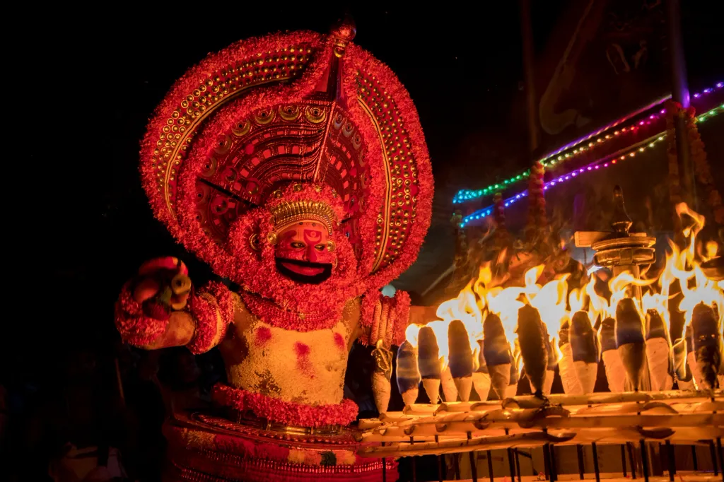 അകമനസ്സിൽ തറച്ച പൊൻശരം എന്ന അദ്ധ്യായം കതിവന്നൂർ വീരൻ തെയ്യത്തിന്റെ കെട്ടുശാസ്ത്രത്തെ വിശദീകരിക്കാൻ ശ്രമിക്കുന്നു. വിനു പെരുവണ്ണാന്റെ ജീവിതാനുഭവങ്ങൾ വിവരിച്ചാണ് ഈ അദ്ധ്യായം മുന്നോട്ട് പോകുന്നത്.