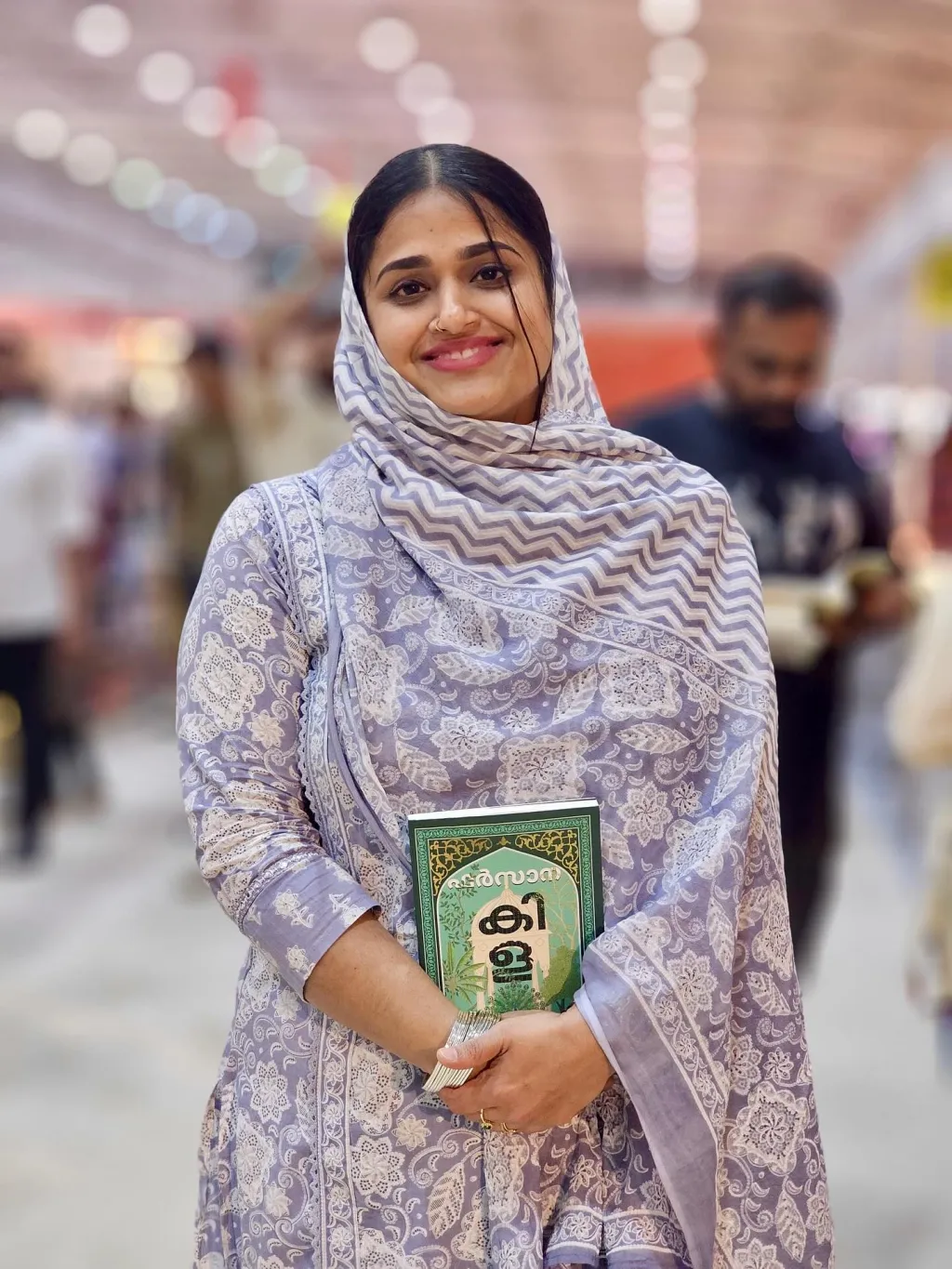 ഫർസാന. കിളയിൽ ആ കാലത്തിന്റെ കുറേക്കൂടി പിറകോട്ട് പോകുന്ന മലബാറിലെ മുസ്ലിം കുടുബങ്ങളിലെ സ്ത്രീചരിത്രത്തിന്റെ കോറിയിടലുകളുണ്ട്. കഥാഗതിക്കനുസൃതമായി ചില സൂചന മാത്രം നൽകി അവ അപ്രത്യക്ഷമാവുന്നു.