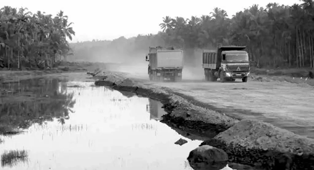 കീഴാറ്റൂരിൽ മണ്ണിട്ടു നികത്തുന്ന വെള്ളക്കെട്ടുള്ള പ്രദേശം. Photo: പ്രസൂൺ കിരൺ.