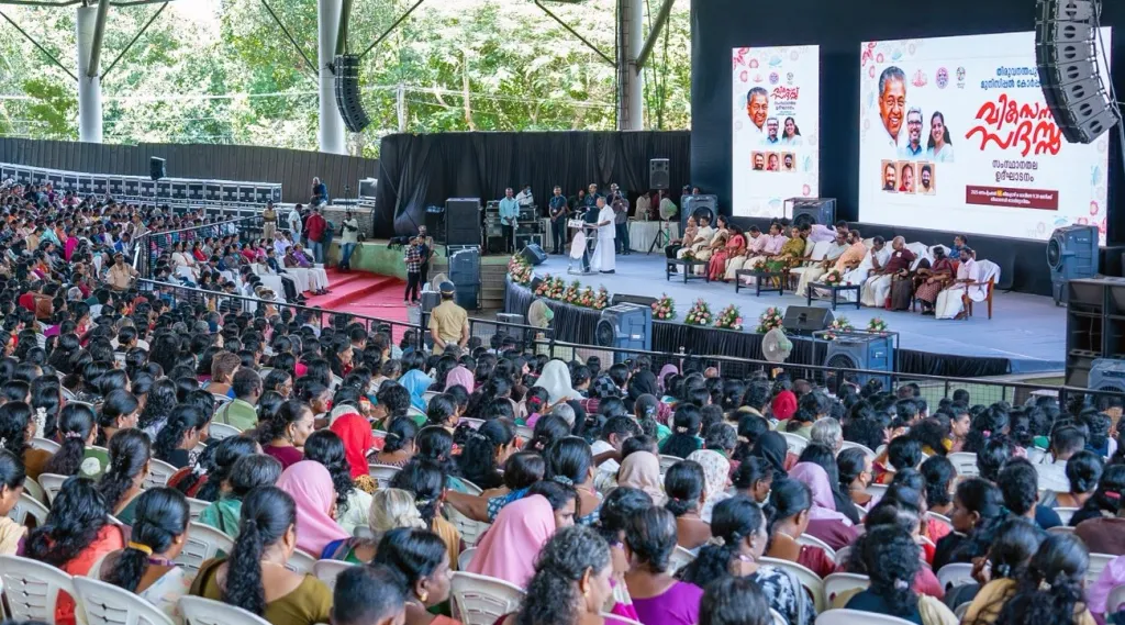  രാഷ്ട്രീയത്തെയും സാമ്പത്തിക ശാസ്ത്രത്തെയും പറ്റിയുള്ള ഈ ബൂർഷ്വാപതിപ്പിനെ വിജയമായി എണ്ണുന്ന കമ്യൂണിസ്റ്റ് പാർട്ടിക്ക്, സമൂഹത്തിൽ തങ്ങൾക്കുള്ള ധാർമ്മികമായ ഉത്തരവാദിത്വം നിർവഹിക്കാനാകാതെ വരും.