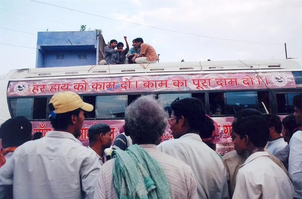 ഒന്നാം യു.പി.എ ഭരണകാലത്ത് തൊഴിലിനും ഭക്ഷണത്തിനും വേണ്ടി നടന്ന പ്രക്ഷോഭങ്ങൾ ഇന്ത്യൻ ജനാധിപത്യ ചരിത്രത്തിലെ ഏറ്റവും നിർണായക സാമൂഹ്യ സമരഘട്ടങ്ങളിൽ ഒന്നാണ്. 