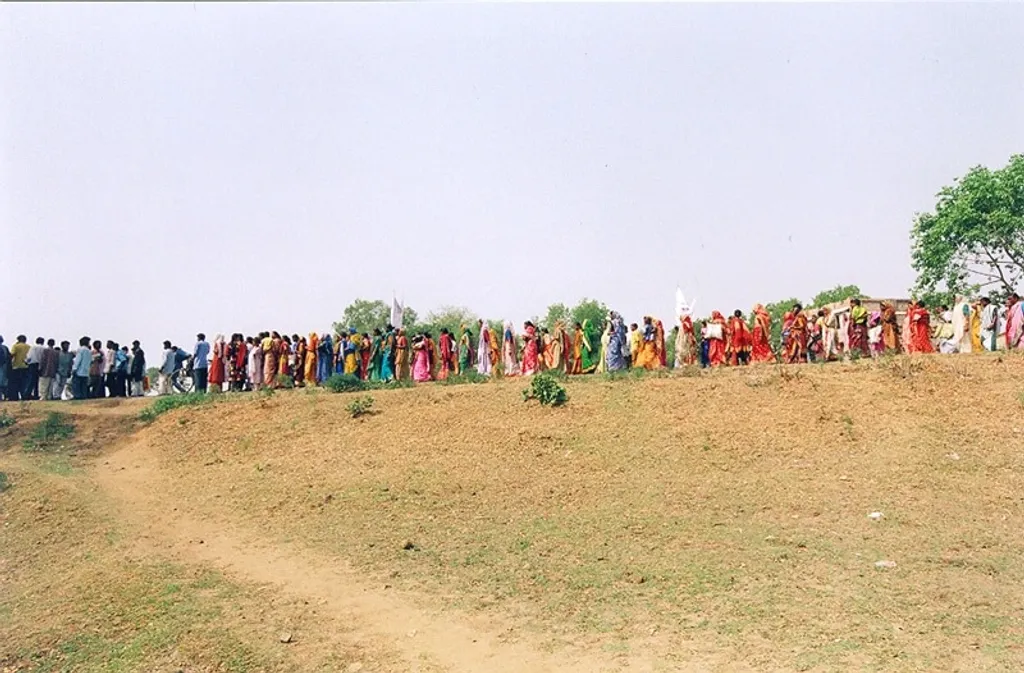 തൊഴിൽ അവകാശമാക്കുന്നതിനായി തൊണ്ണൂറുകളിൽ ഉത്തരേന്ത്യയിൽ നടന്ന പ്രക്ഷോഭത്തിൽനിന്ന്.