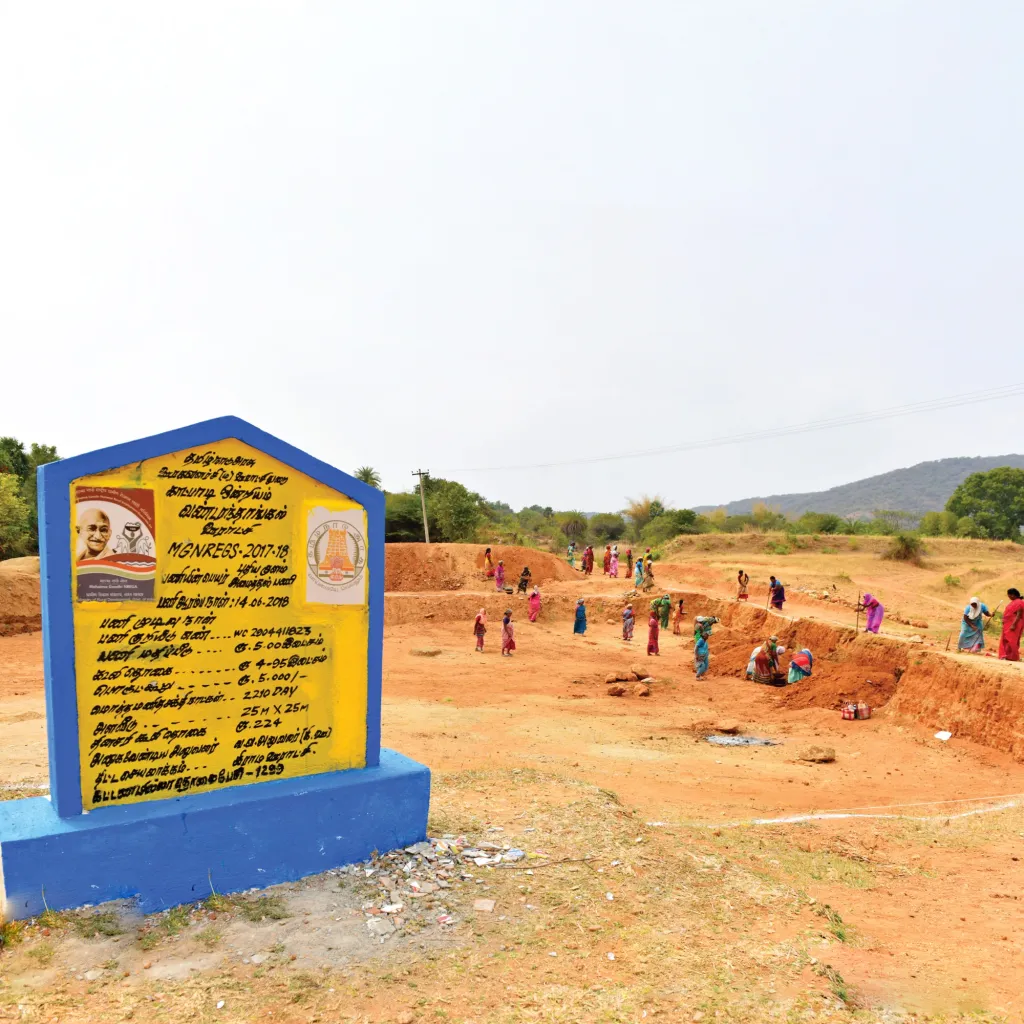 നിലവിലുള്ള പദ്ധതിയിൽ നിന്ന് മഹാത്മാ ഗാന്ധിയുടെ പേര് ഒഴിവാക്കിയത് രാഷ്ട്രീയ വിയോജിപ്പുകളുടെ ഫലമാണെന്ന വിമർശനം ശക്തമാണ്. ഗാന്ധിജിയുടെ 'ഗ്രാമസ്വരാജ്' എന്ന സങ്കല്പത്തിലൂന്നിയ വികേന്ദ്രീകൃത ഭരണരീതിയായിരുന്നു തൊഴിലുറപ്പ് പദ്ധതിയുടെ ആത്മാവ്.