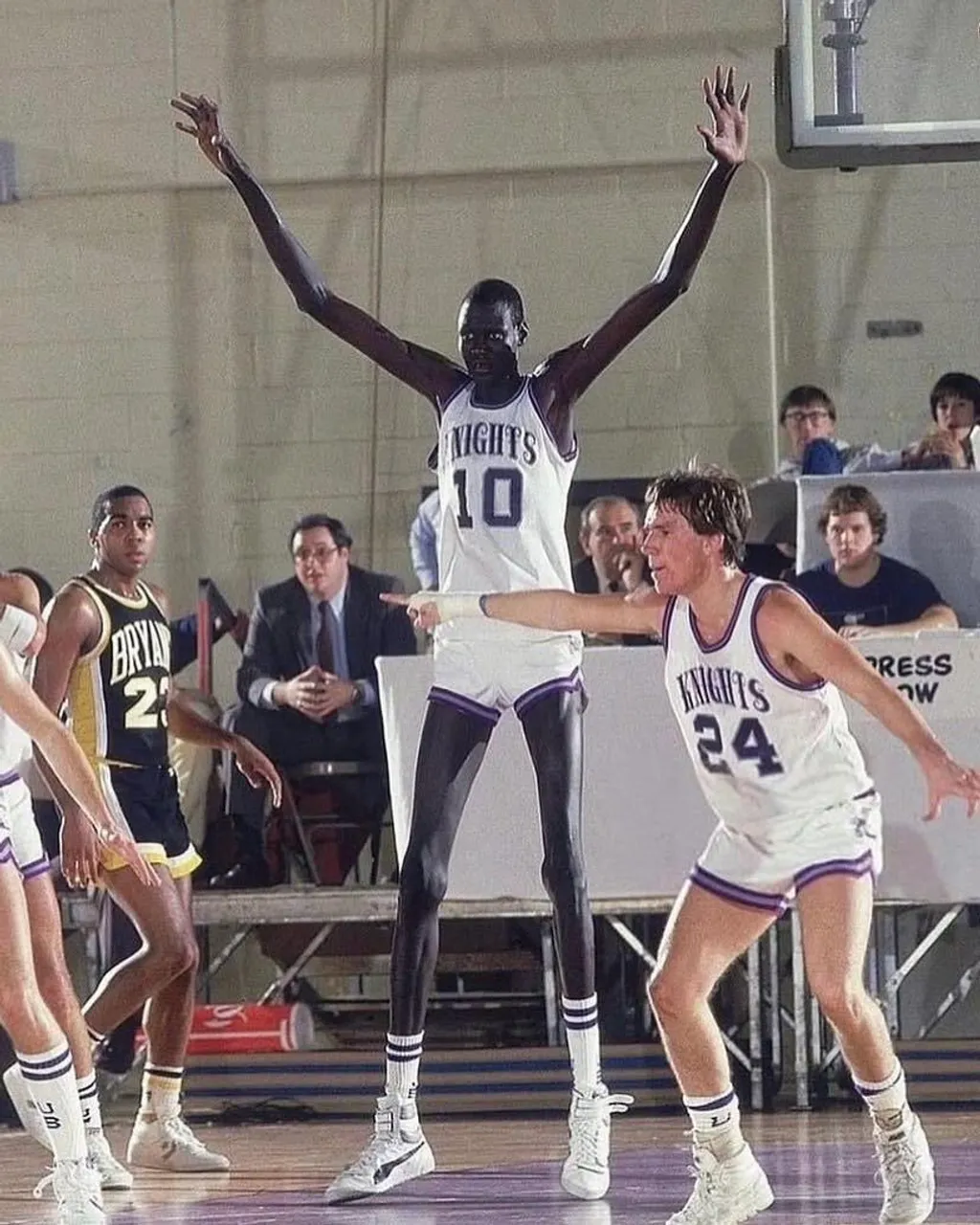 റുവാണ്ടൻ കൂട്ടക്കുരുതി സൊന്നെ ഡെസിയെ നിർമിച്ചതുപോലുളള ചരിത്രമാണ് സുഡാനിൽ മാനൂട്ട് ബോളിന്റേത്.