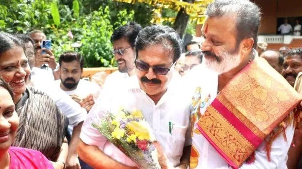 മുൻ കോൺഗ്രസ് നേതാവായ, ഇടതുപിന്തുണയിൽ മേയറായ വർഗ്ഗീസ് പിന്നീട് ബി.ജെ.പി ചായ്-വ് പരസ്യമായി പ്രകടിപ്പിച്ചത് തൃശ്ശൂരിൽ വലിയ ചർച്ചയായിരുന്നു. ലോക്സഭാ തെരഞ്ഞെടുപ്പിൽ സുരേഷ് ഗോപിയിലൂടെ ബി.ജെ.പി വിജയം കൂടി നേടിയതോടെ മേയറും മുന്നണിയും തമ്മിലുള്ള ബന്ധം കൂടുതൽ ഉലഞ്ഞിരുന്നു.