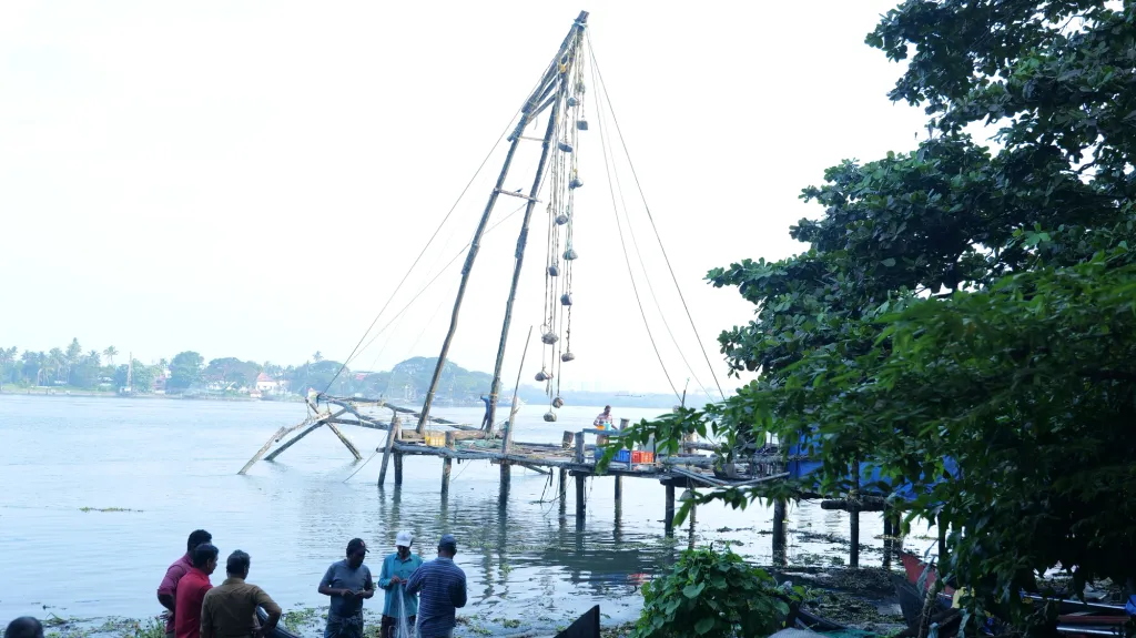 ‘‘ഫോർട്ട് കൊച്ചിയുടെ ഈർപ്പമുള്ള കാറ്റിലൂടെ നടന്നപ്പോൾ, ശതാബ്ദങ്ങൾ പഴക്കമുള്ള കെട്ടിടങ്ങൾ കലാകാരന്റെ സ്പർശത്തോടെ പുതുതായി ശ്വസിക്കുന്നു എന്ന് ഞാൻ അനുഭവിക്കുന്നു’’.