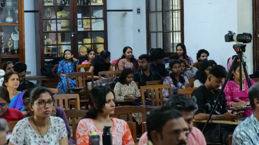 പുസ്തക പ്രകാശന ചടങ്ങിന്റെ സദസ്സിൽ നിന്ന്.