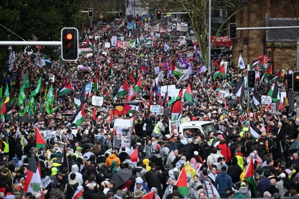 ഓസ്ട്രേലിയയിൽ ഏകദേശം 20,000-ത്തോളം വരുന്ന പലസ്തീൻ കുടിയേറ്റക്കാരുണ്ട്. ഗാസയിലെ യുദ്ധത്തിന് ശേഷം ഓസ്ട്രേലിയൻ തെരുവുകളിൽ നടന്ന വമ്പിച്ച പലസ്തീൻ ഐക്യദാർഢ്യ റാലികളിൽ ജൂതർ പോലും പങ്കെടുത്തിരുന്നു എന്നത് ശ്രദ്ധേയമാണ്. 