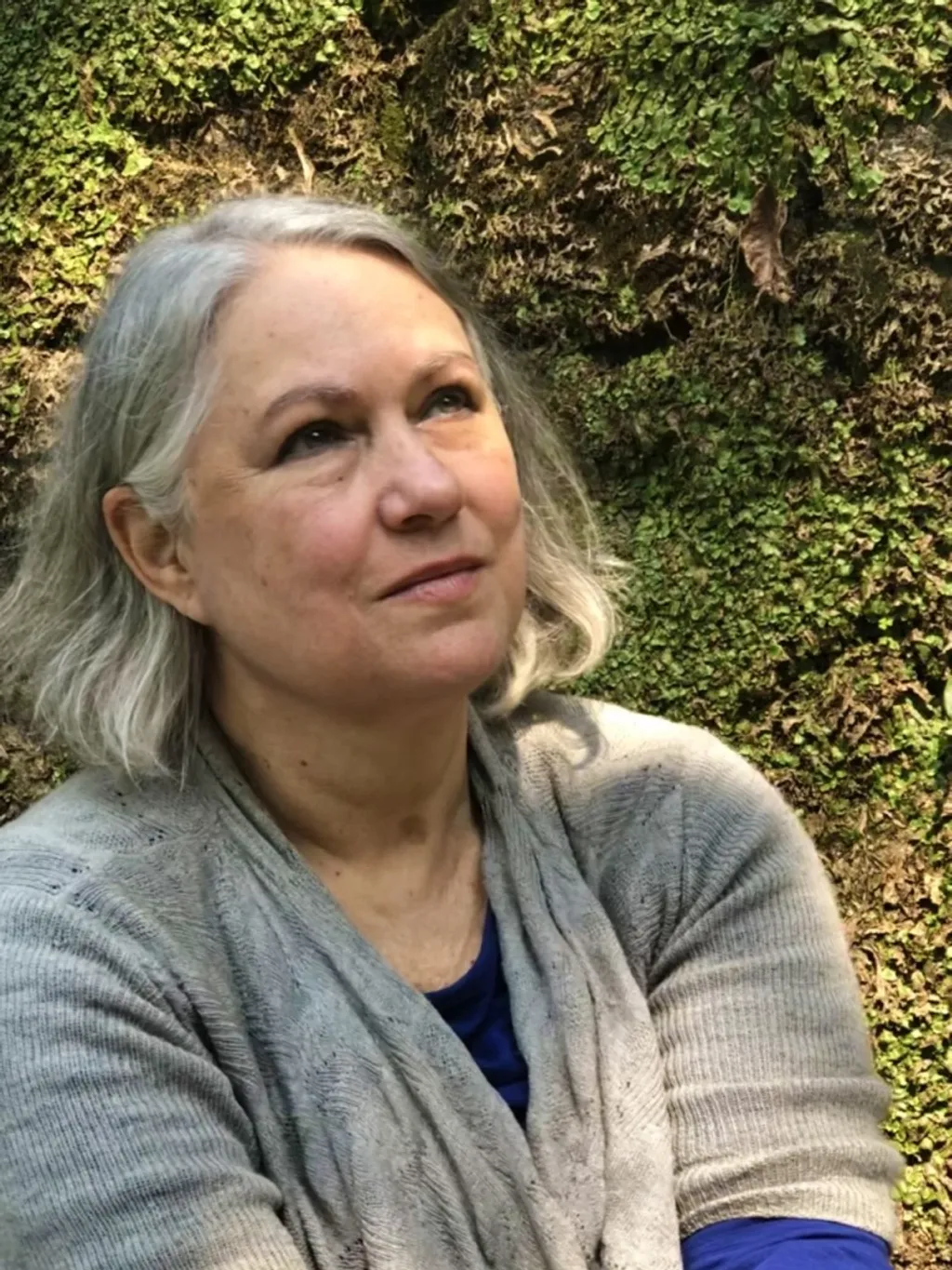 വെസ്റ്റ് ഇൻഡീസിലെ ട്രിനിഡാഡിലാണ് പെഗ്ഗി മോഹൻ ജനിച്ചുവളർന്നത്. അവർ ട്രിനിഡാഡിയൻ ഇംഗ്ലീഷാണ് സംസാരിച്ചിരുന്നത്.പലർക്കും തന്റെ ഇംഗ്ലീഷ് മനസ്സിലായിരുന്നില്ലെന്നും പെഗ്ഗി മോഹൻ പറയുന്നുണ്ട്. 