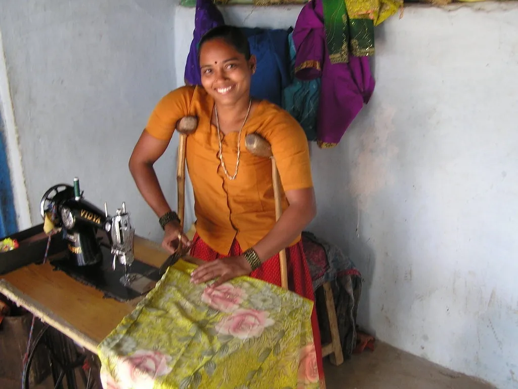 ഭിന്നശേഷിയുള്ള സ്ത്രീയെ പൊതുസ്ഥലങ്ങളിൽ “സഹായം വേണ്ട ഒരാൾ” എന്ന നിലയിൽ മാത്രം കാണുകയും, അവളുടെ അഭിപ്രായങ്ങൾ, ലൈംഗികത, രാഷ്ട്രീയ നിലപാടുകൾ എന്നിവ അംഗീകരിക്കപ്പെടാതെ പോകുകയും ചെയ്യുന്നു. 