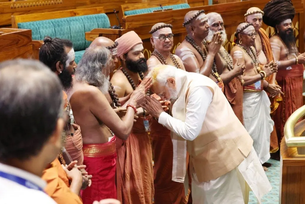 ഇന്ത്യക്കാർക്ക് ഒരു വിഷയത്തിൽ പൊതുവായി തീരുമാനമെടുക്കാൻ കഴിയാത്ത വിധം ജാതിയാല് നിർമ്മിക്കപ്പെട്ട അധികാരം, ഭരണഘടനാപരമായ ജനാധിപത്യത്തെ അംഗീകരിക്കുന്നതിൽ തടസ്സം നിൽക്കുന്നു.