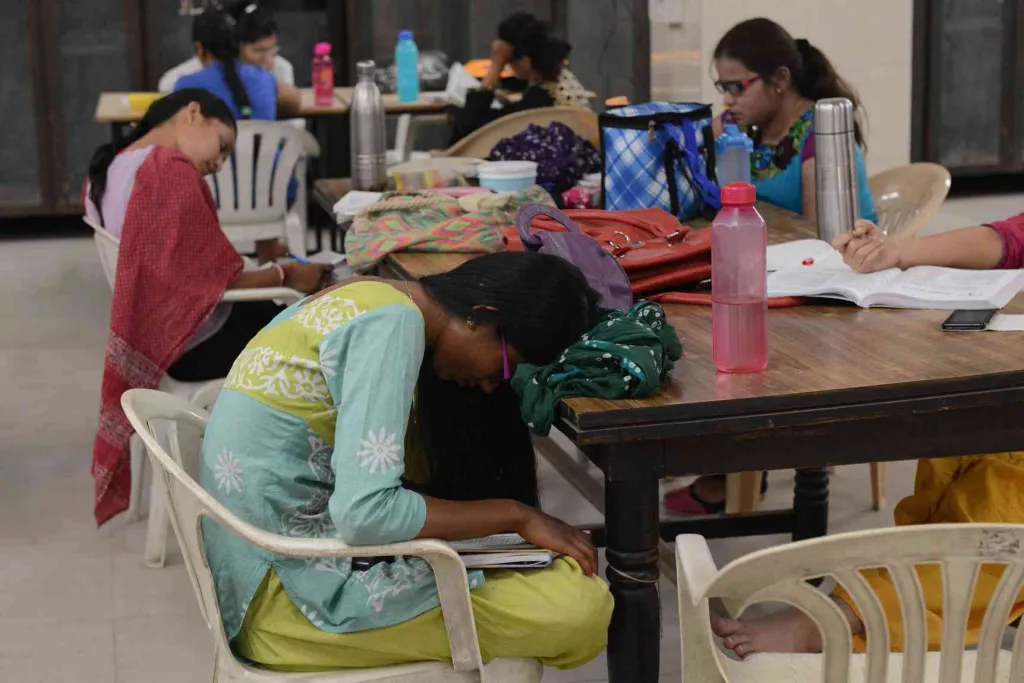 ഇന്ത്യൻ സയൻസ് റിസർച്ച് മേഖലയിലേക്ക് വന്നു ചേരുന്ന ഗവേഷകരിൽ ചെറുതല്ലാത്തൊരു പങ്ക് കേരളത്തിൽ നിന്നുണ്ടെന്ന നിലയ്ക്ക് സംസ്ഥാനത്തെ ഉന്നത വിദ്യാഭ്യാസ രംഗം ഗവേഷണ ബിരുദ ലബ്ധിക്കിപ്പുറം എത്രത്തോളം പിന്തുണ ഗവേഷകർക്ക് നൽകുന്നുവെന്നതുകൂടി  പരിശോധിക്കേണ്ടതുണ്ട്. Representative image