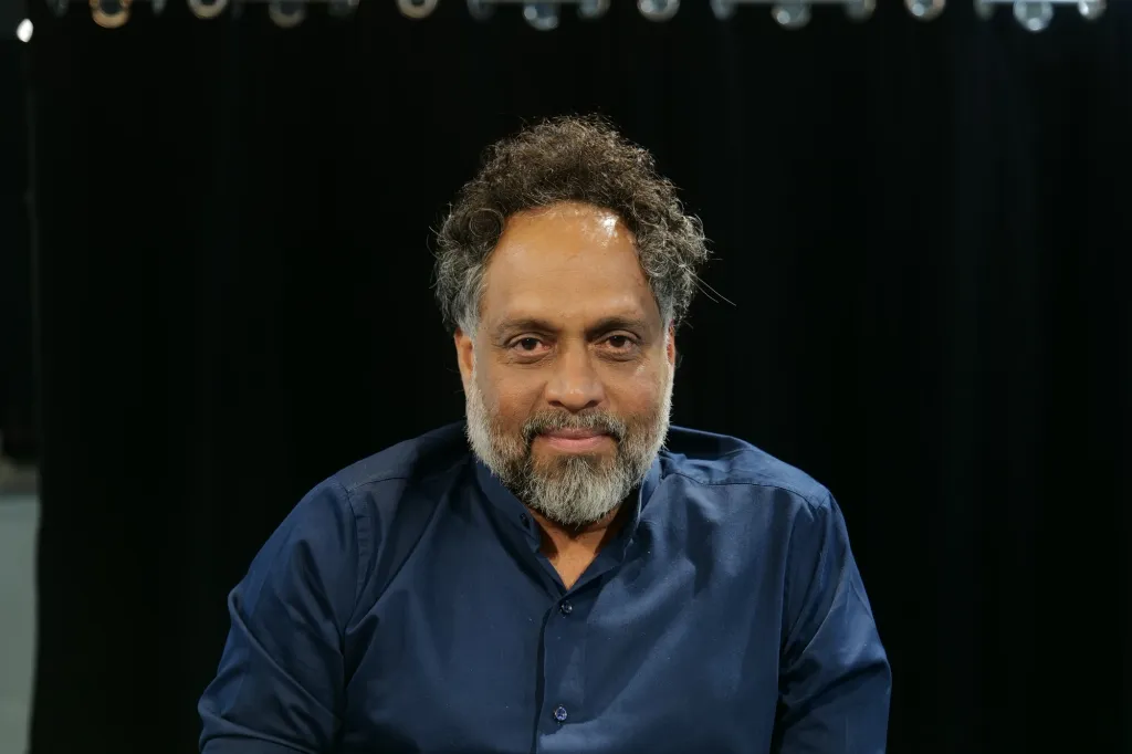 കൊച്ചി-മുസിരിസ് ബിനാലെയുടെ ഐഡിയേറ്ററും ഇഷാര ആർട്ട് ഹൗസിന്റെ ആർട്ടിസ്റ്റിക് ഡയറക്ടറും, ചിത്രകാരനും ശില്പിയുമായ റിയാസ് കോമു 