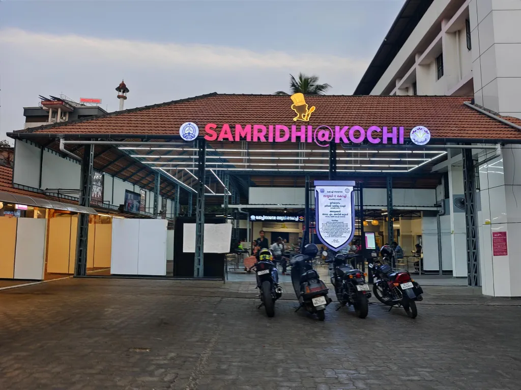  ബ്രഹ്മപുരം മാലിന്യപ്ലാൻറ് പ്രശ്നം പരിഹരിച്ചത്, പുതിയ കോർപ്പറേഷൻ ആസ്ഥാനമന്ദിരം, തുരുത്തി ഫ്ലാറ്റ് സമുച്ചയം, പുതിയ മാർക്കറ്റ് കോംപ്ലക്സ്, സമൃദ്ധി കൊച്ചി തുടങ്ങിയ നേട്ടങ്ങൾ ഉയർത്തിപ്പിടിച്ചാണ് എൽ.ഡി.എഫ് പ്രചാരണം. 