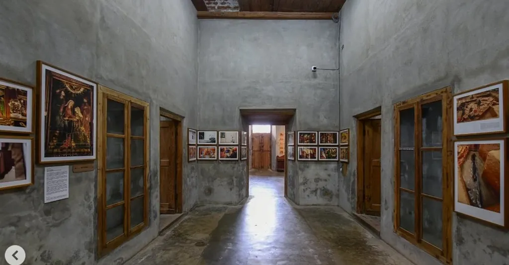  ക്യാപ്പിറ്റലിസത്തിന്റെ അനിയന്ത്രിതവും അതിവേഗവുമായ വ്യാപനം തുടങ്ങിയ അവസ്ഥകളിൽ അല്ലെങ്കിൽ വ്യവസ്ഥകളിൽ സർവ്വോന്മുഖമായ നിലനില്പിന്റെയും വിപ്ലവാത്മകതയുടെയും ചോദ്യങ്ങൾ കലയിലൂടെ ഉന്നയിക്കുകയാണ് അംഫിബിയൻ എസ്തറ്റിക്സ്. 