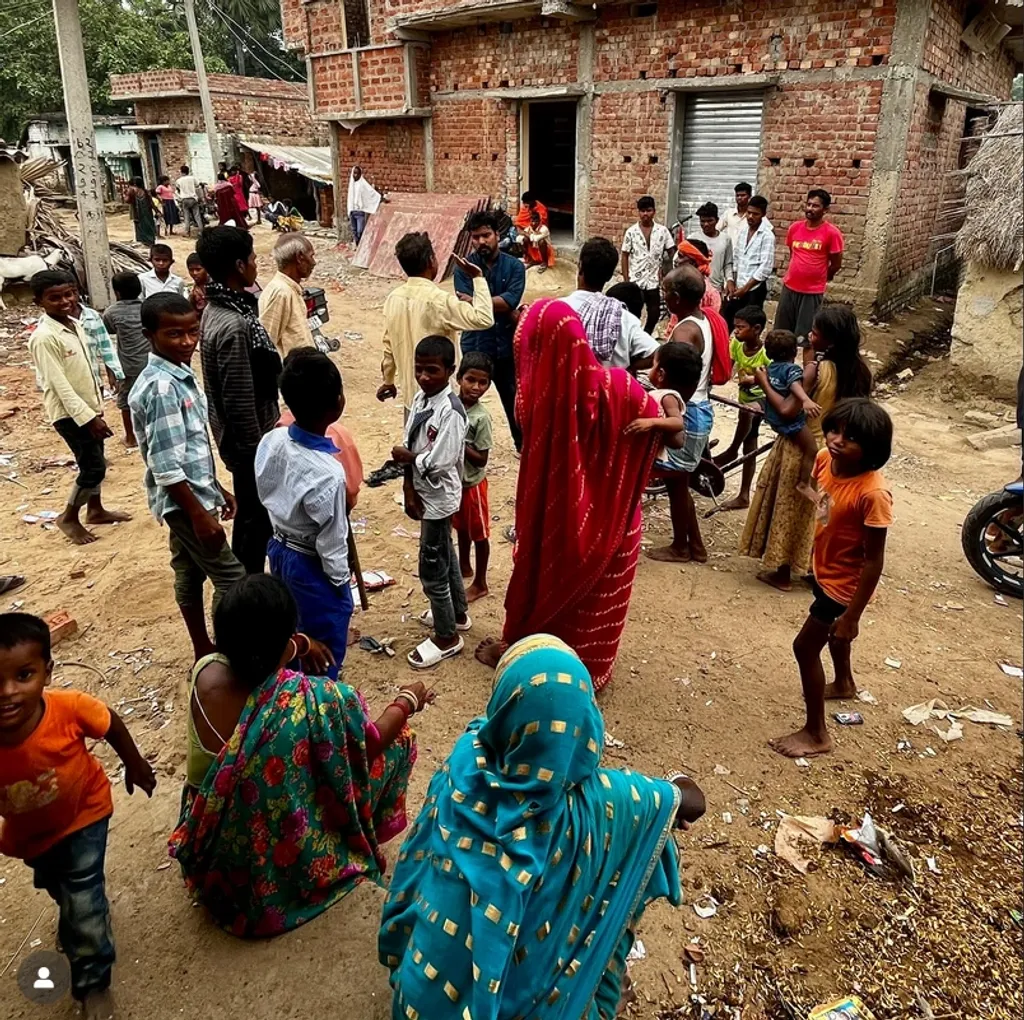കാൽ നൂറ്റാണ്ട് മുമ്പുതന്നെ കേരളത്തിലെ വീടുകളിൽ 90 ശതമാനത്തിന് മുകളിൽ കക്കൂസ് എത്തിയിരുന്നുവെങ്കിൽ, ഇപ്പോഴും ബീഹാറിലെ ഗ്രാമങ്ങളിൽ വെളിയിടങ്ങളെ ആശ്രയിക്കുന്നത് പതിവുകാഴ്ചയാണ്. 