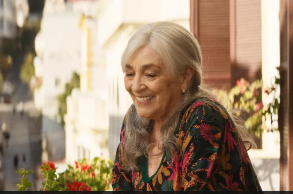 അച്ഛൻ മകളുടെ പേരിൽ എഴുതിവച്ച് മരിച്ചുപോയ വീട്ടിൽനിന്ന് ഇറങ്ങാൻ മടിക്കുന്ന മരിയയുടെ സത്യാഗ്രഹസമരമാണ് സിനിമയുടെ പ്രത്യക്ഷമുഖം.