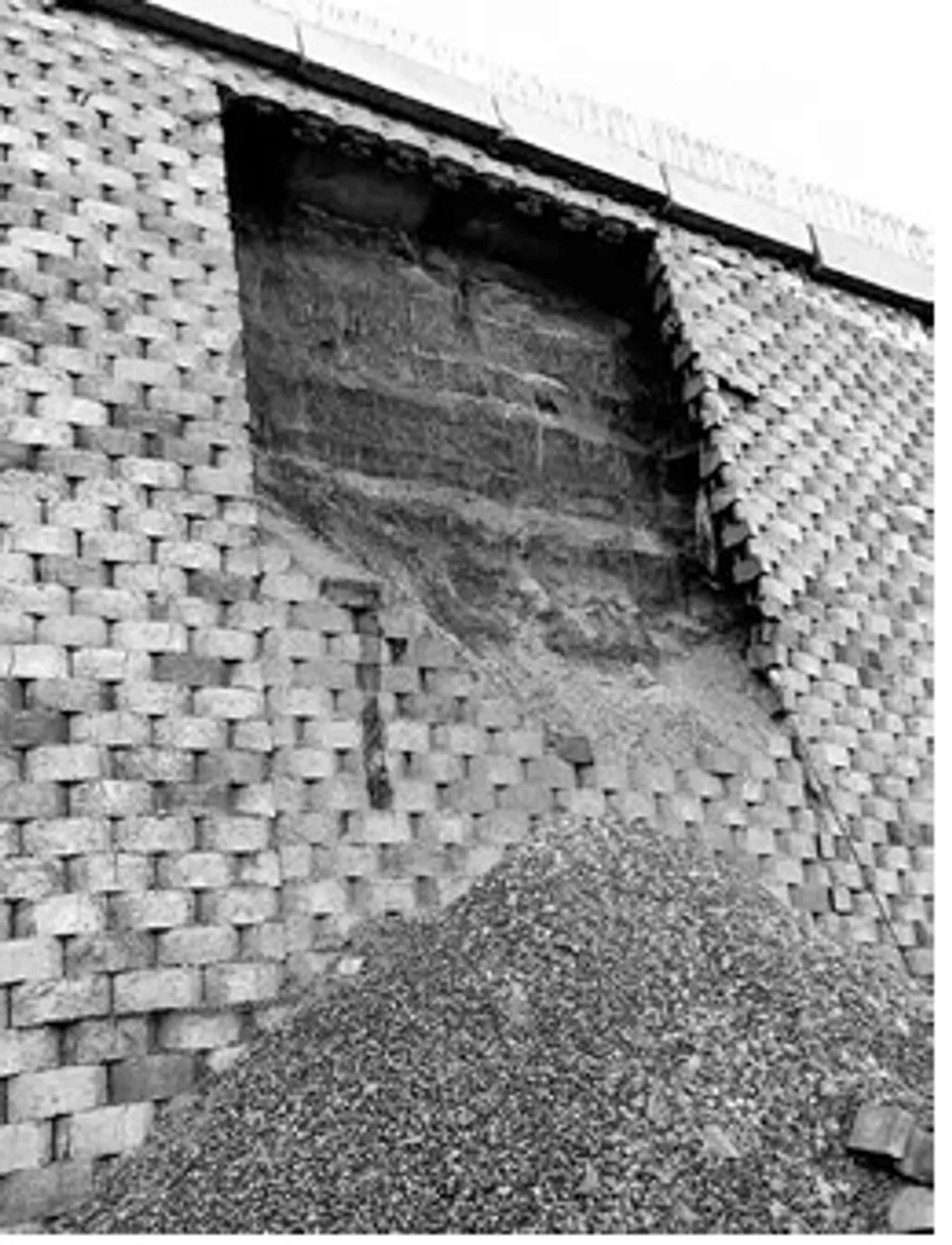 കൂര്യാട് മണ്ണിടിച്ചിലുണ്ടായ ​​പ്രദേശം. ഇവിടെ മണ്ണ് സ്റ്റബിലൈസ് ചെയ്യാതെ Reinforced Earth Wall (RE Wall) ചെയ്തതാണ് പ്രശ്നമായത്. 