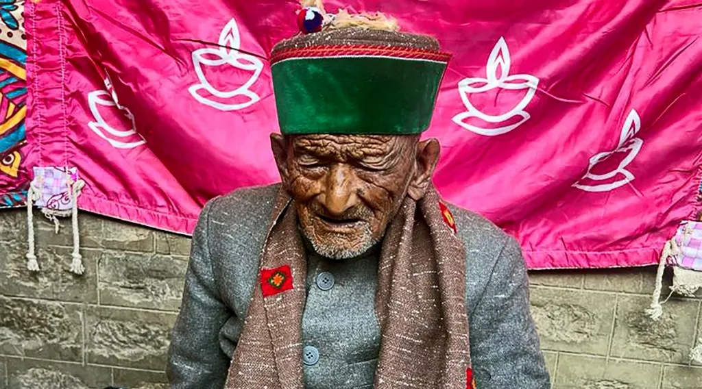 സ്വതന്ത്ര ഇന്ത്യയിൽ ആദ്യമായി വോട്ട് രേഖപ്പെടുത്തിയ ഹിമാചൽ പ്രദേശിലെ മാണ്ടി മഹാസു പാർലമെന്റ് മണ്ഡലത്തിലെ ശ്യാംശരൺ നേഖി. 2017 നവംബർ 9- ന് ഹിമാചൽപ്രദേശ് നിമയമസഭാ തെരെഞ്ഞെടുപ്പിൽ വോട്ടു ചെയ്യുമ്പോൾ നേഖിക്ക് വയസ്സ് 100.