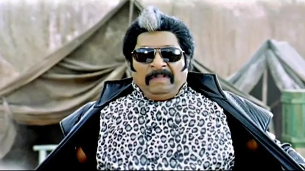 ദാസന്റെ ദാസ്യനായ വിജയനിൽ നിന്ന് താരഭഞ്ജകനായ സരോജ്കുമാറാകുമ്പോൾ, ജൈവകൃഷിയുടെ അപ്പോസ്തലൻ ആകുമ്പോൾ, 20 -20 രാഷ്ട്രീയത്തിന്റെ വക്താവ് ആകുമ്പോൾ, ജീവിതത്തിന്റെ വിവിധ കാലഘട്ടങ്ങളിൽ മാറി സ്വീകരിച്ച രാഷ്ട്രീയാഭിനിവേശങ്ങളെ വെളിപ്പെടുത്തുമ്പോൾ ഒക്കെ ശ്രീനിവാസൻ മലയാളിക്ക് ചർച്ചാവിഷയമാണ്. 