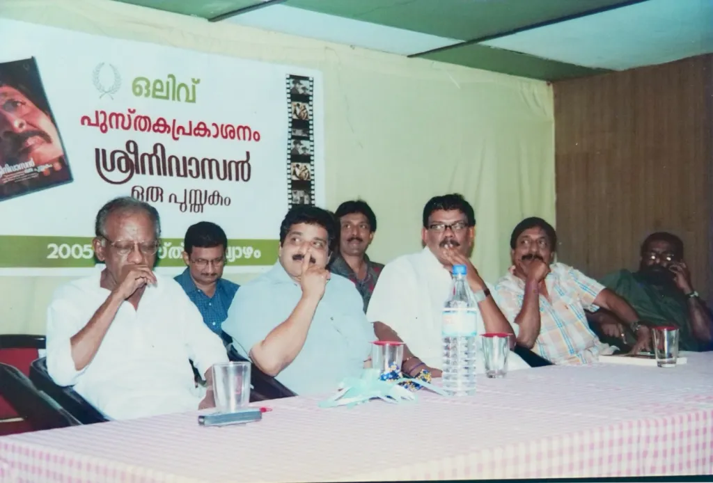 ഒലിവ് ബുക്സ് പ്രസിദ്ധീകരിച്ച ‘ശ്രീനിവാസൻ ഒരു പുസ്തകം’ എന്ന പുസ്തകത്തിന്റെ പ്രകാശന ചടങ്ങിൽനിന്ന്: സുകുമാർ അഴീക്കോട്, അശോകൻ ചരുവിൽ, ഡോ. എം.കെ മുനീർ, പ്രിയദർശൻ, ശ്രീനിവാസൻ, ഒ.കെ. ജോണി എന്നിവരെ കാണാം.