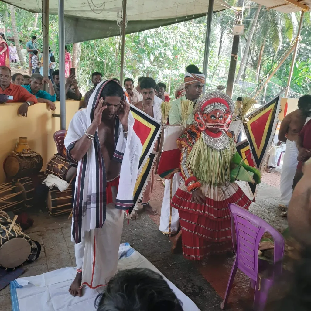 മതതീവ്രവികാരം ഉണർത്തി എന്തു കാര്യങ്ങളെയും തങ്ങൾക്ക് അനുകൂലമാക്കുന്നതിനുള്ള മത്സരങ്ങൾ പുരോഗമന നവകേരളത്തിൽ തിമിർക്കുമ്പോഴാണ് കാസർഗോഡ് ജില്ലയിലെ മടിക്കൈമുണ്ടോട്ട് പള്ളിയുടെ തൊട്ടു താഴെ കോമറായ ദേവസ്ഥാനത്തുനിന്ന് ഉമ്മച്ചിപ്പെണ്ണിൻ്റെ ബാങ്കുവിളിയുയരുന്നത്.