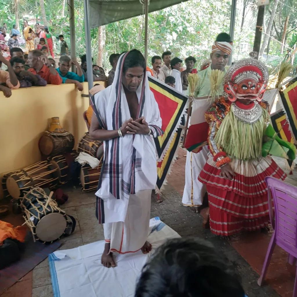 മാമാങ്കവേലയ്ക്ക് മാത്രമല്ല മക്കത്തെ കപ്പലിനും ഗുണം വരുത്തും എന്നാണ് തെയ്യത്തിൻ്റെ മൊഴി. ഇന്നത്തെ ജാതി തമ്പ്രാക്കന്മാർക്കും മതമേലധികാരികൾക്കും ലോക വിവരമില്ലെങ്കിലും തെയ്യത്തിന് അത് വേണ്ടതിലധികമുണ്ട്.