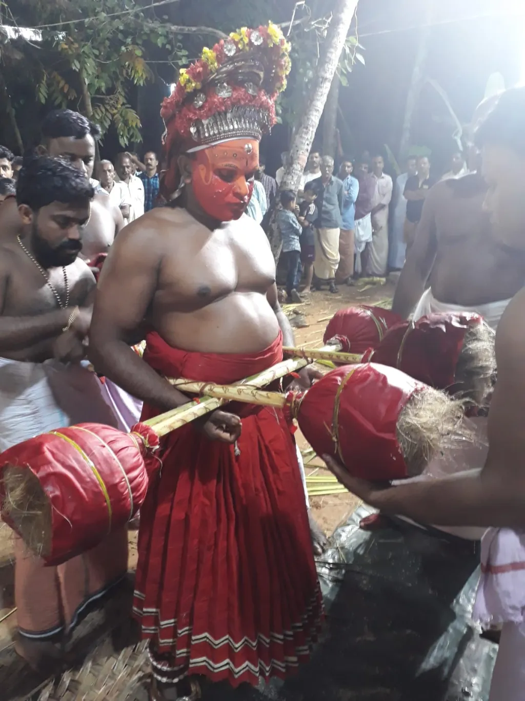 കാവിന് പുറത്ത് തെയ്യക്കാരനെ നേരിടുന്നവർ ആരൊക്കെയാണെന്ന് പരിശോധിക്കാം. കാവിനെ ക്ഷേത്രമാക്കി മാറ്റുന്നതിലെ മുന്നണിപ്പോരാളികളായ കാവധികാരികളും ക്ഷേത്രഭരണാധികാരികളും സവർണ്ണ ജാതി തമ്പുക്കാരാക്കന്മാരുമാണ് അതിൽ മുൻപന്തിയിൽ നിൽക്കുന്നത്.