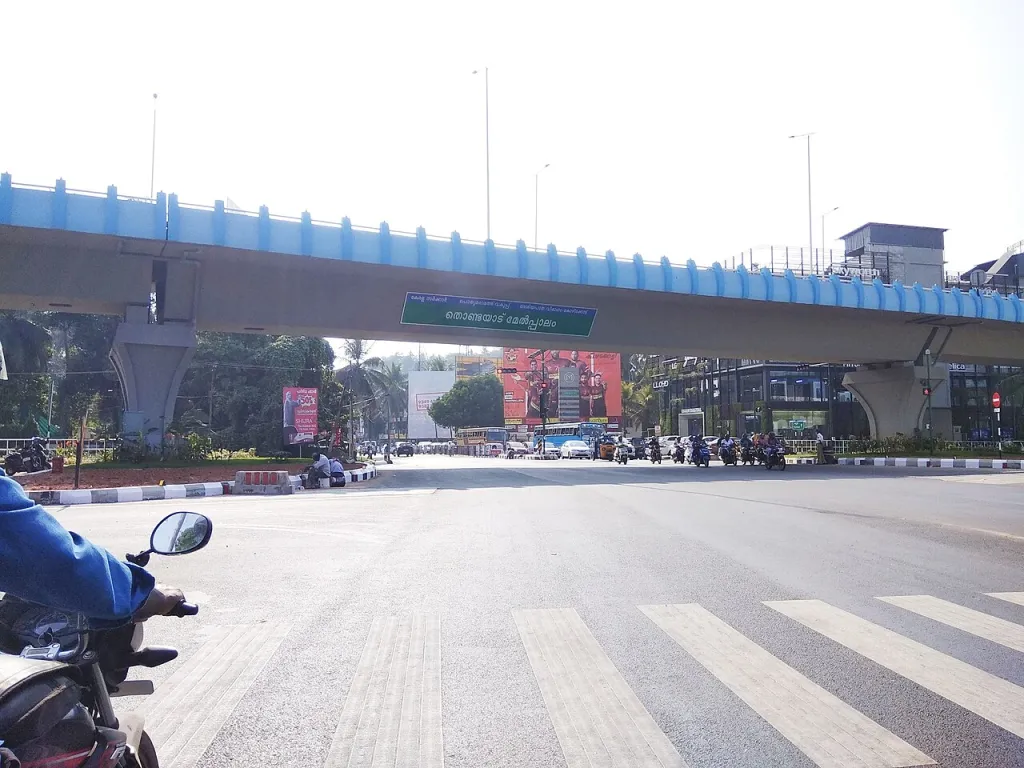 നിർമാണച്ചെലവ് കുറയ്ക്കുക എന്ന ലക്ഷ്യത്തോടെ നിർബന്ധമായും അനുയോജ്യമായ ഏതെങ്കിലും തരത്തിലുള്ള underpass അനുവദിക്കേണ്ട ഇടങ്ങളിൽ അത് ഉൾപ്പെടുത്താതെ embankment നിർമിച്ചതു മൂലമുണ്ടായ പ്രയാസങ്ങൾ വളരെ വലുതാണ്. 