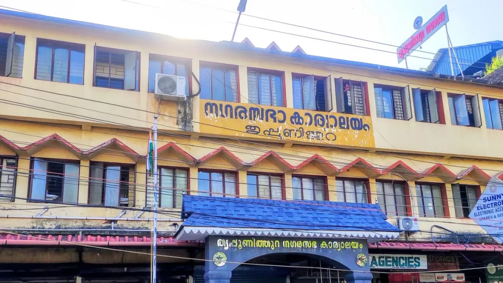 തൃപ്പുണിത്തുറയില് ആകെ 53-ൽ എൻ.ഡി.എയ്ക്ക് 21, എൽ.ഡി.എഫിന് 20, യു.ഡി.എഫിന് 12 സീറ്റു വീതമാണുള്ളത്. 27 സീറ്റാണ് ഭൂരിപക്ഷത്തിന് വേണ്ടത്. എൽ.ഡി.എഫും യു.ഡി.എഫും യോജിച്ചാൽ എൻ.ഡി.എ ഭരണത്തിൽനിന്ന് പുറത്താകും.