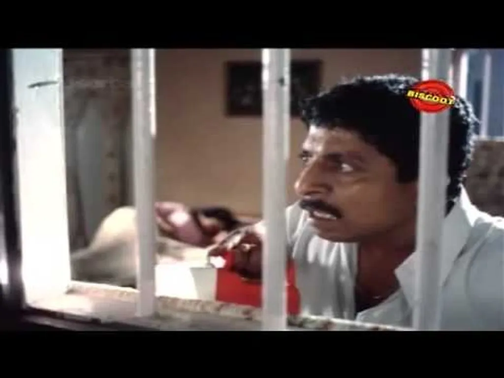 സിനിമയുടെ അവസാനം ജനലിലൂടെ പുറത്തേയ്ക്ക് ടോർച്ചു പായിച്ച ശേഷം കിടപ്പു മുറിയിലേക്ക് തിരിഞ്ഞു നടക്കുന്ന ദിനേശനെ ഒന്ന് സങ്കൽപ്പിച്ചു നോക്കൂ. അവിടെ കിടക്കയിൽ ഭർത്താവിനെ കാത്തിരിക്കുന്ന ശോഭയേയും.. ഭയം ഉള്ളിൽ അരിച്ചിറങ്ങുന്നില്ലേ.?