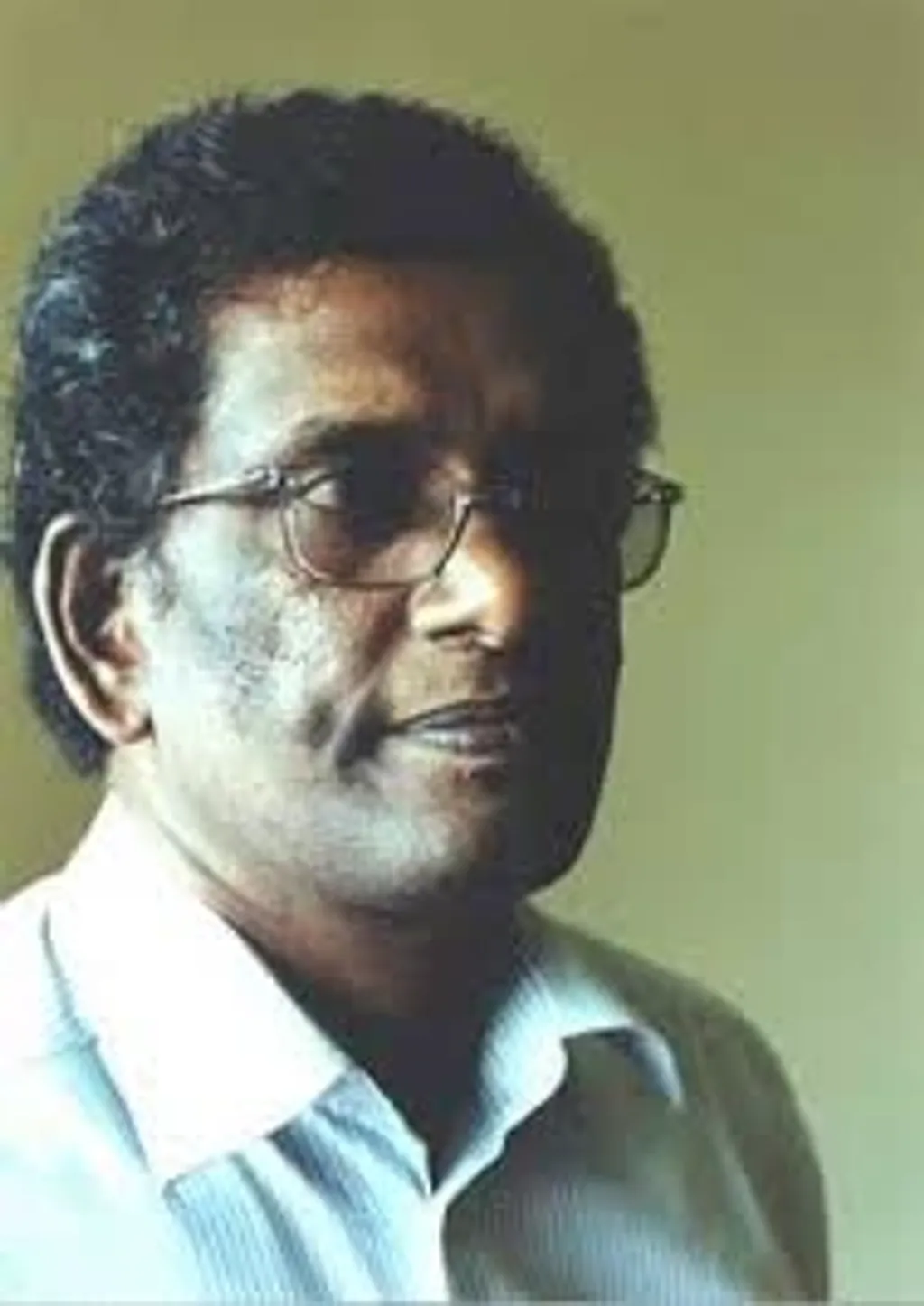 ശ്രീലങ്കയുടെ വടക്കൻ പ്രവിശ്യകളുടെ പടിഞ്ഞാറ് സ്ഥിതി ചെയ്യുന്ന പൂങ്കുടുദ്വീപിൽ 1950-ൽ ജനിച്ച വിൽവരത്നം. 1970-കളിലാണ് കവിതയിലൂടെ സാഹിത്യലോകത്തേക്ക് കടന്നു വരുന്നത്.