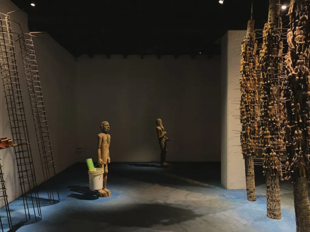 വി.വി. വിനുവിന്റെ ‘ഒച്ച’ എന്ന ശില്പങ്ങൾ 2018 ലെ ബിനാലെയിൽ പ്രദർശിപ്പിക്കപ്പെട്ടു അവ ജാതീയതയുടെയും വംശീയതയുടെയും ചരിത്രപരതയെ ചർച്ച ചെയ്യുന്നു.