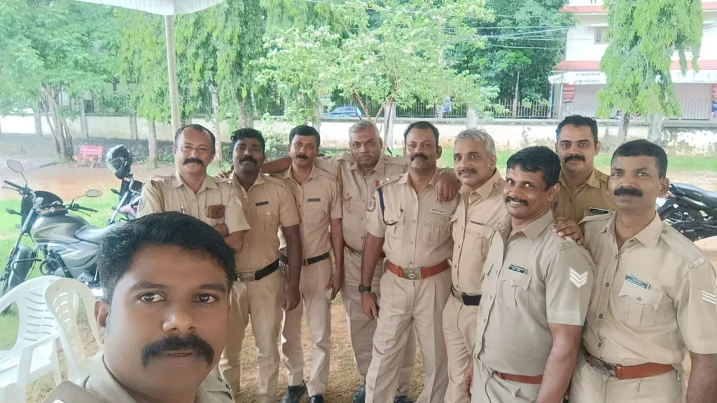 ഉമേഷ് വള്ളിക്കുന്ന് കേരളാപോലീസിൽ ഡ്യൂട്ടി ചെയ്ത അവസാന ദിവസത്തെ ചിത്രം. പത്തനംതിട്ടയിലെ സഹപ്രവർത്തകരോടൊപ്പം.