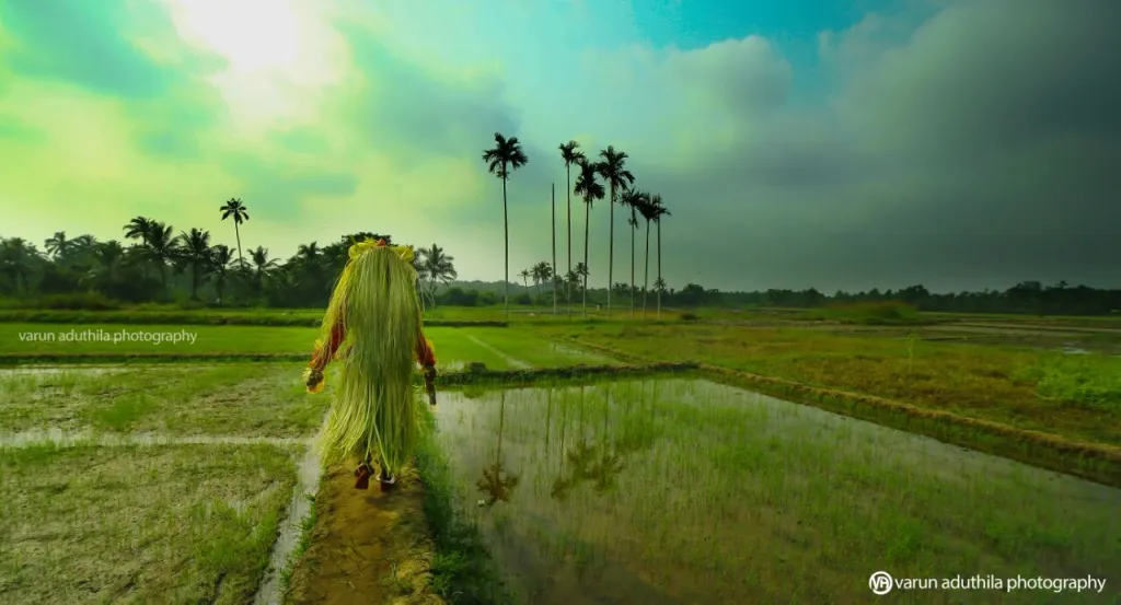കാവിൽ സാന്നിധ്യപ്പെടുന്ന തെയ്യം സദാ ചരരാശിയാണ്. അവിടേക്ക് വരുന്ന ഏറ്റവും ഇഷ്ടപ്പെട്ട ഭക്തന്റെ കൂടെ തെയ്യം യാത്രയാകുന്നു. അങ്ങനെയാണ് ഒരു കാവിലെ തെയ്യം മറ്റു സ്ഥാനങ്ങളിലെത്തുന്നത്.