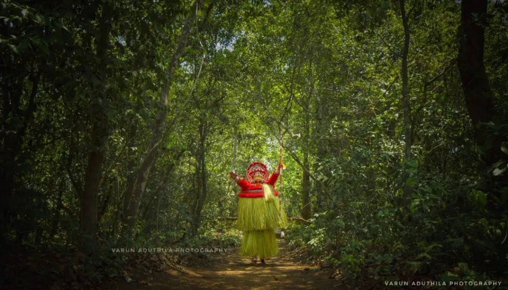 കാവുകൾ ക്ഷേത്രങ്ങളായി മാറുന്നതോടുകൂടി സദാസഞ്ചരിച്ചുകൊണ്ടിരിക്കുന്ന തെയ്യങ്ങളെ വിഗ്രഹങ്ങളിൽ അഷ്ടബന്ധപ്പൂട്ടിൽ ചങ്ങലക്കിട്ട് ബന്ധിക്കുക കൂടിയാണ് ചെയ്യുന്നത്.