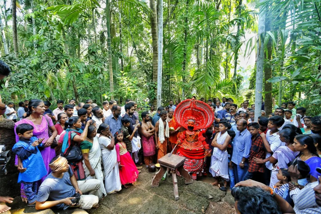 എല്ലാ ജാതികളെയും കൂട്ടിക്കലർത്തി ജാതിരഹിതമായ ഒരു അന്തരീക്ഷമാണ് തെയ്യം അതിൻ്റെ ആന്തരികതലത്തിലും സൂക്ഷ്മതലത്തിലും സൃഷ്ടിക്കുന്നത്. പക്ഷേ ജാതീയതയുടെ ശക്തമായ ആഘോഷങ്ങളിലൂടെ ഓരോ ജാതിക്കാരും അവരവരുടെ ജാതി കൂട്ടായ്മകളെ തെയ്യത്തിലൂടെ നിലനിർത്താൻ ശ്രമിക്കുന്നുമുണ്ട്.