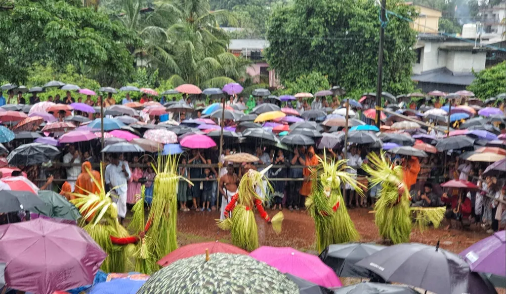 തെയ്യത്തെക്കുറിച്ചുള്ള സംസാരങ്ങളിൽ ഏറ്റവും പ്രധാനപ്പെട്ട ഒന്നാണ് തെയ്യത്തിന്റെ സ്വാഭാവിക പരിസരങ്ങളുടെയും ആവാസ വ്യവസ്ഥിതികളുടെയും നാശം എന്നത്.