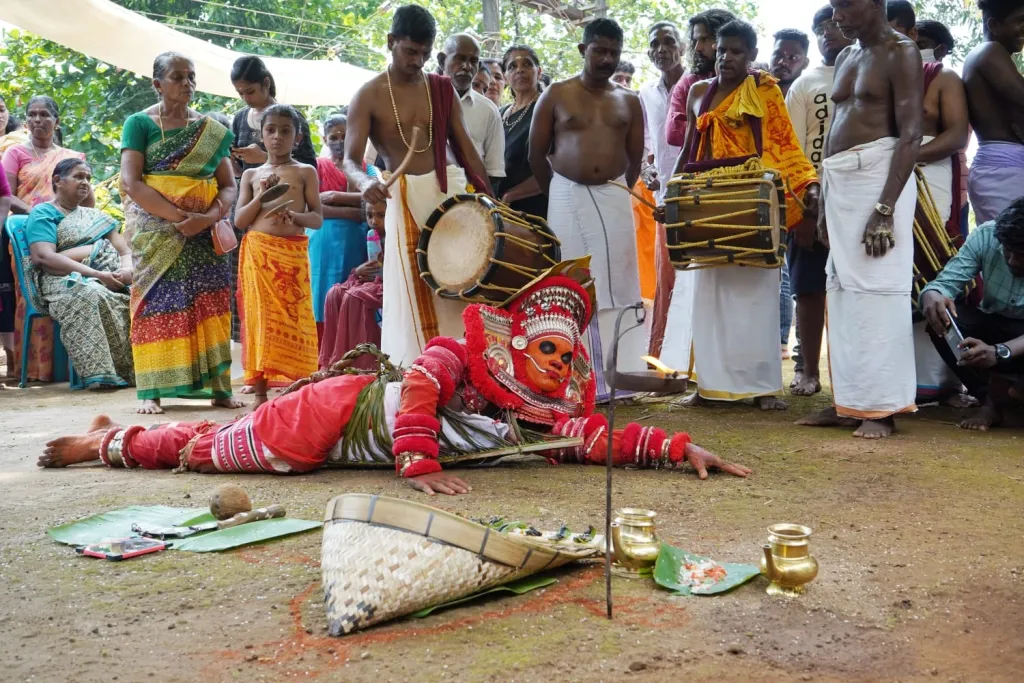 ഒരുതരത്തിലും ചോദ്യം ചെയ്യപ്പെടാത്ത അധികാരശക്തിയെ, ഹിംസാത്മകമായ അധിനിവേശങ്ങളെ നേരിടാനുള്ള കരുത്ത് തെയ്യം സ്വന്തം കഠിനജീവിതത്തിൽ നിന്നുതന്നെയാണ് ആർജ്ജിച്ചിട്ടുള്ളത്.