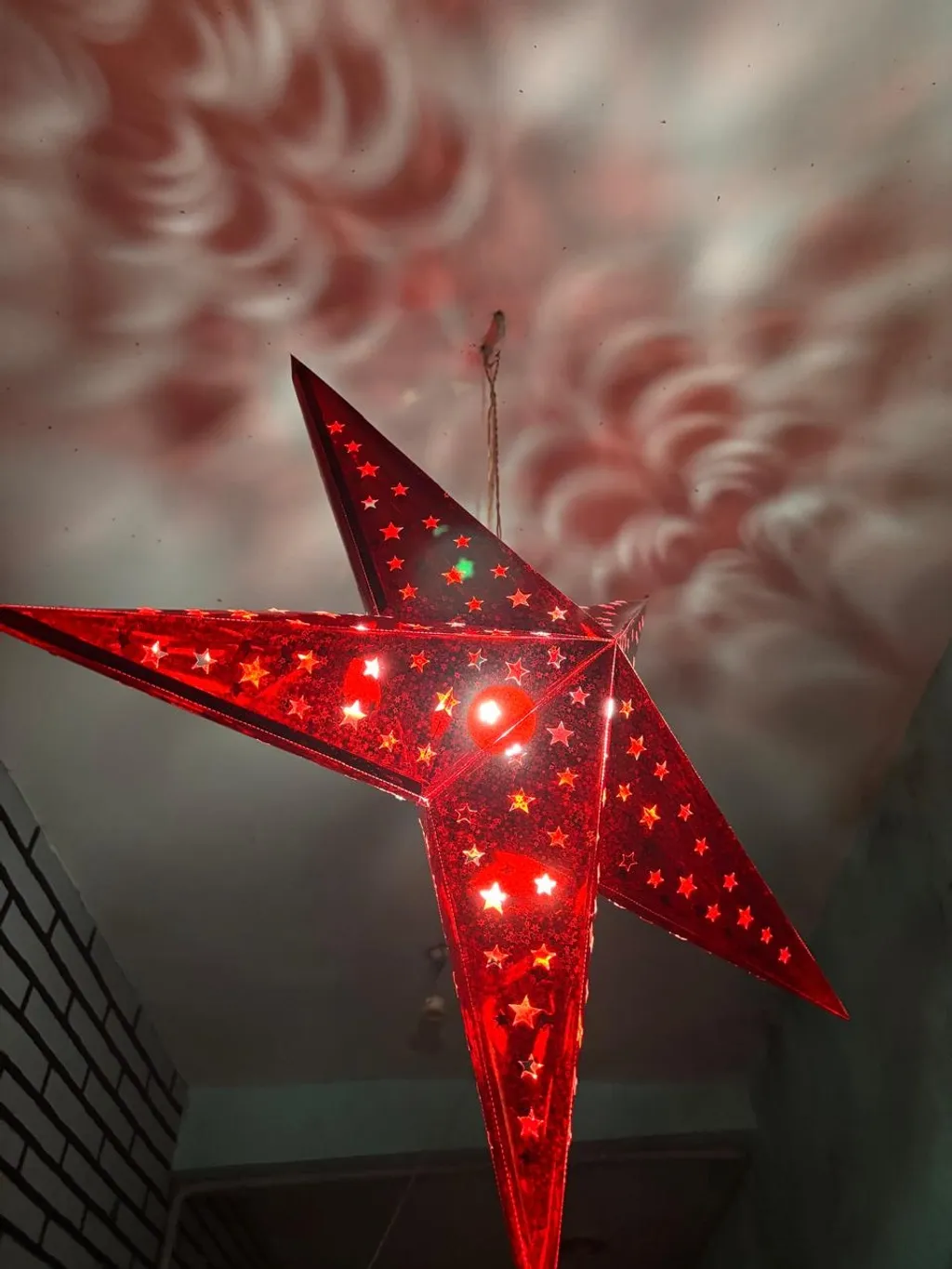 രണ്ട് നക്ഷത്രങ്ങൾ തൂക്കിയ വീട് എനിക്ക് കാണാവുന്ന ദൂരത്തിലായിരുന്നു. വീടിന്റെ വരാന്തയിലെ ചാരുകസേരയിൽ തല നരച്ച ഒരു വൃദ്ധയിരുന്ന് വട്ടത്തിലുള്ള ഫ്രെയിമിൽ  തുണിയിട്ട് മുറുക്കി ചിത്രത്തുന്നൽ പോലൊന്ന് ചെയ്തുകൊണ്ടിരിക്കുന്നതും ഞാൻ കണ്ടതാണ്.