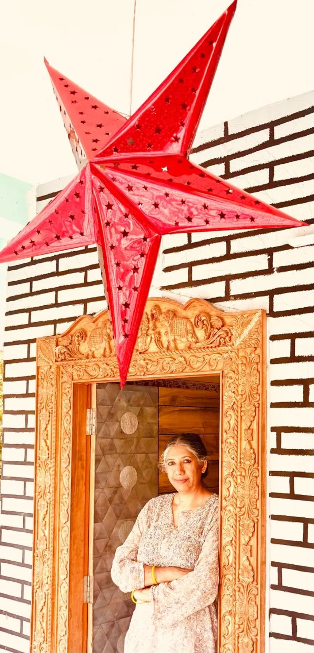 ഡിസംബറിന്റെ തുടക്കത്തിൽ ഒരു ചുവന്ന നക്ഷത്രം നെയ്ത്തുഗ്രാമത്തിലെ വീടിന് അലങ്കാരമായി കൊളുത്തിയിട്ടു. അടുത്തുള്ള അംഗൻവാടിയിയിലെ കുട്ടികൾക്ക് അത് ആരുടെയോ ‘പുടിന റോജു’ (Happy Birthday) എന്നായി.