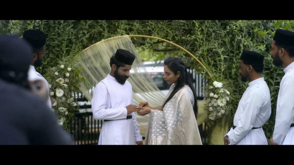 താനൊരു സ്വവർഗാനുരാഗിയാണെന്ന തിരിച്ചറിവ് നേരത്തെയുണ്ടായിട്ടും, കുടുംബത്തിന്റെ പ്രതീക്ഷകൾക്കും ക്രൈസ്തവവിശ്വാസം നൽകുന്ന കുറ്റബോധത്തിനും ഇടയിൽപ്പെട്ട് ശ്വാസംമുട്ടുന്ന ജോണിയുടെ മനസ്സുരുക്കമാണ് ചിത്രം വരച്ചുകാട്ടുന്നത്.