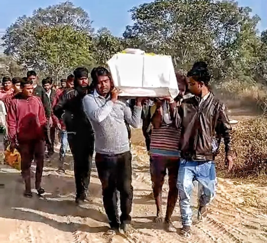 രാം നാരായന്റെ മൃത​ദേഹം ബന്ധുക്കൾ ഏറ്റുവാങ്ങിയപ്പോൾ.