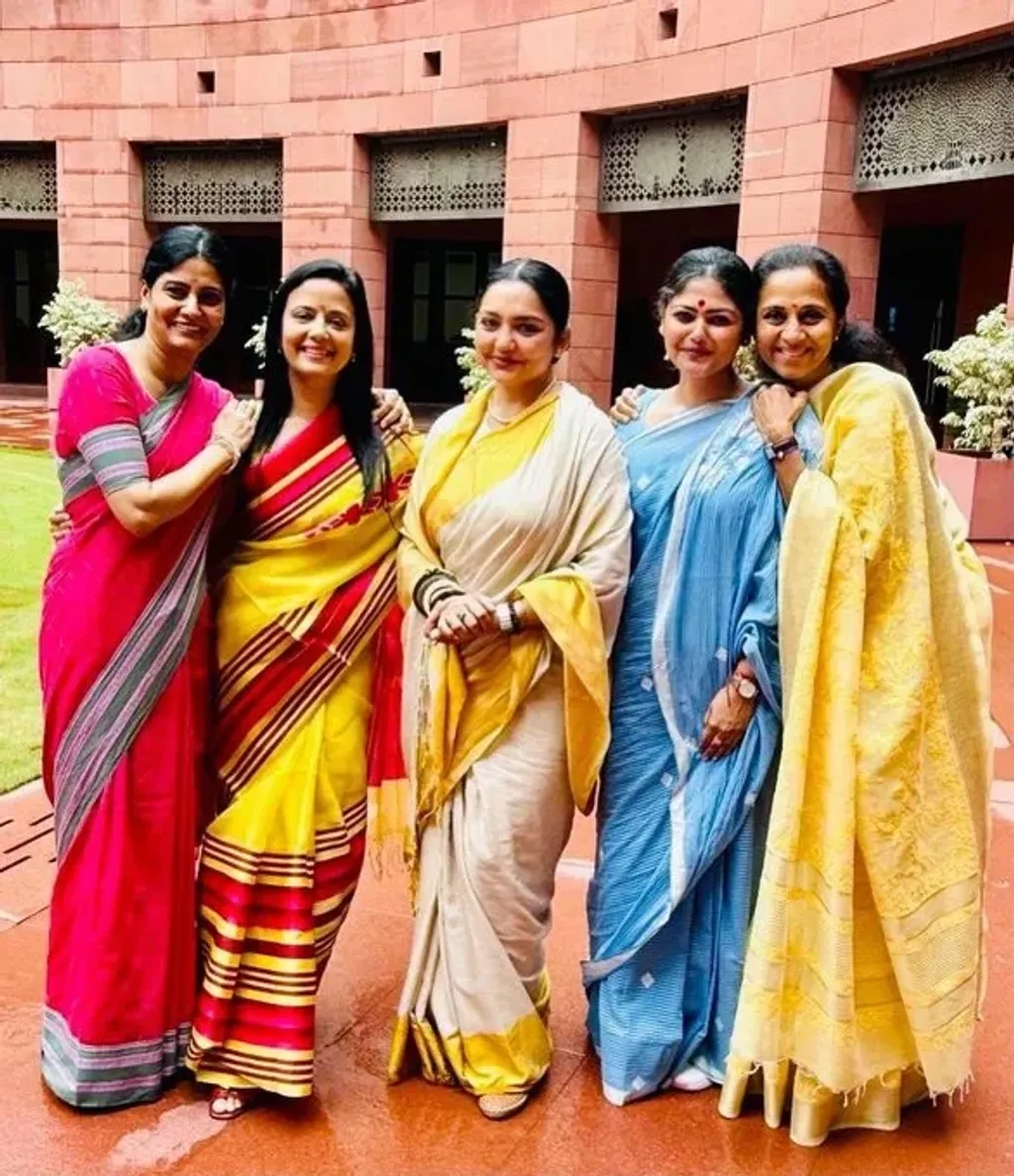 ഇന്ത്യയിൽ തൃണമൂൽ കോൺഗ്രസ്, ബിജു ജനതാദൾ എന്നീ പാർട്ടികൾ സ്വമേധയാ മൂന്നിലൊന്നും അതിലധികവും സ്ത്രീകൾക്ക് സീറ്റ് നൽകുകയും നിയമ നിർമാണസഭകളിൽ ശരാശരിയിലും ഉയർന്ന സ്ത്രീപ്രാതിനിധ്യം നേടുകയും ചെയ്തിട്ടുണ്ട്. എന്നാൽ മറ്റു പാർട്ടികളെല്ലാം തന്നെ ഇക്കാര്യത്തിൽ വളരെ പുറകിലാണ്. 