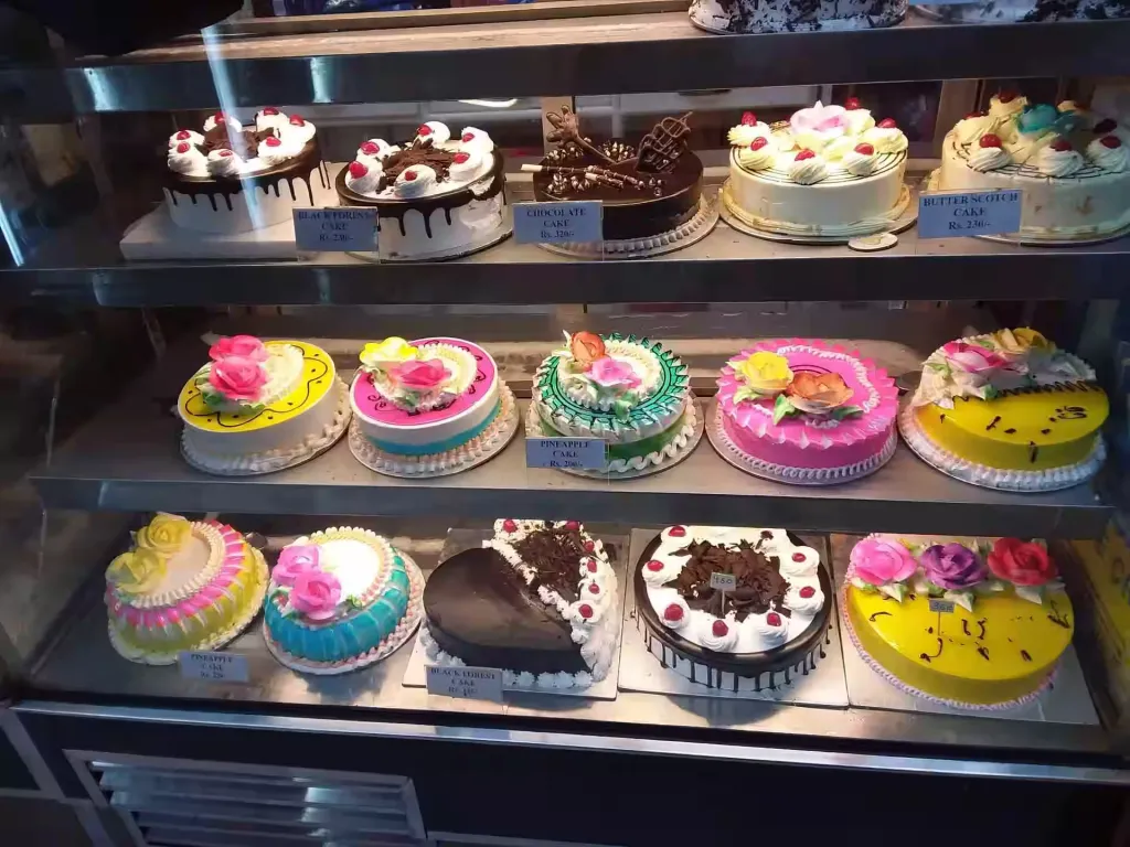 കേക്ക് പോലുള്ള മധുരവിഭവങ്ങളുടെ അമിത ഉപയോഗം രക്തത്തിലെ പഞ്ചസാര പെട്ടെന്ന് ഉയരാനും, കൊളസ്ട്രോൾ വർധിക്കാനും, അമിതവണ്ണത്തിലേക്ക് നയിക്കാനും ദീർഘകാലത്തിൽ ഗുരുതര ആരോഗ്യപ്രശ്നങ്ങൾ സൃഷ്ടിക്കുകായും ചെയ്യും.