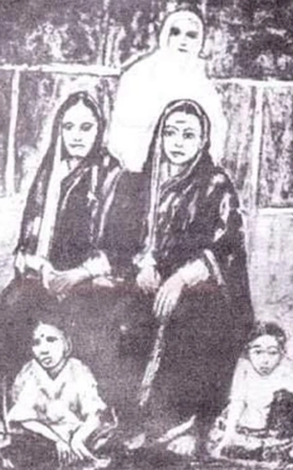 സാവിത്രി ഫൂലേയും ഇന്ത്യയിലെ ആദ്യത്തെ മുസ്ലിം വനിതാ അധ്യാപികയായി അറിയപ്പെടുന്ന ഫാത്തിമ ഷെയ്ഖും സാവിത്രിബായ് ഫൂലേ സ്ഥാപിച്ച സ്കൂളിലെ വിദ്യാർത്ഥികളും.